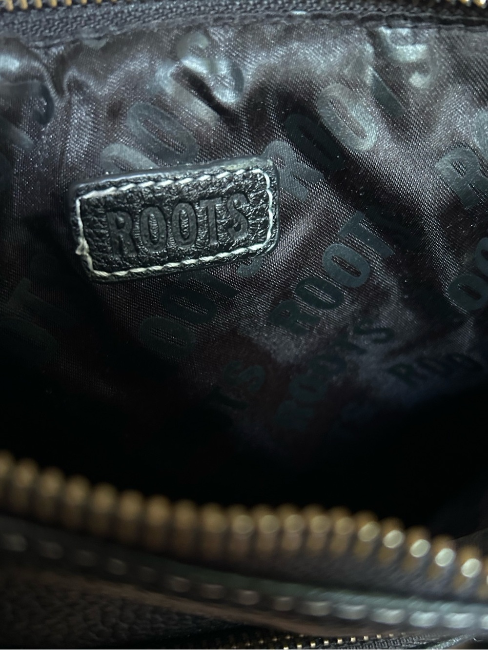 ROOTS Canada Black Pebbled Leather Crossbody Multi-Pocket Messenger Bag - Picture 13 of 13